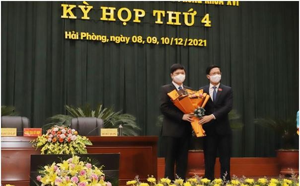Chủ tịch HĐND.TP Hải Phòng Phạm Văn Lập chúc mừng Phó Chủ tịch UBND Hoàng Minh Cường.