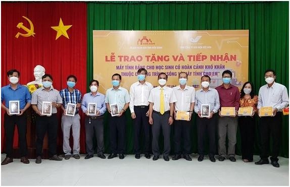 Bưu điện Việt Nam trao máy tính cho học sinh tỉnh Kiên Giang. Ảnh Mic