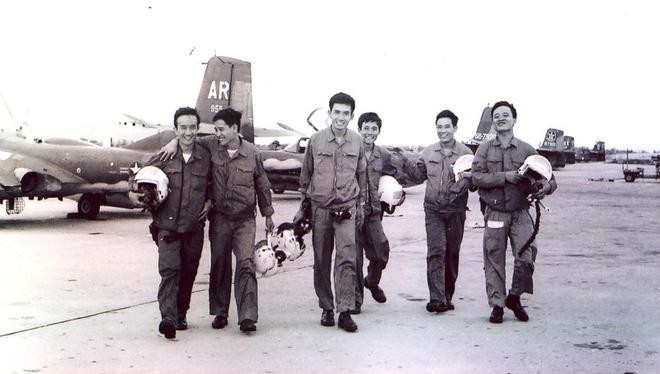  Phi công Hoàng Mai Vượng (ngoài cùng bên phải) trong phi đội quyết thắng chiều 28.4.1975 tại Sân bay Thành Sơn