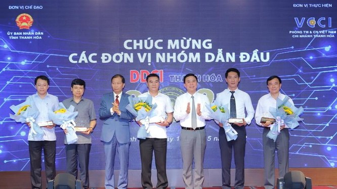  Bí thư tỉnh ủy Thanh Hóa Đỗ Trọng Hưng (thứ 3 từ phải qua) chúc mừng các đơn vị nhóm đầu