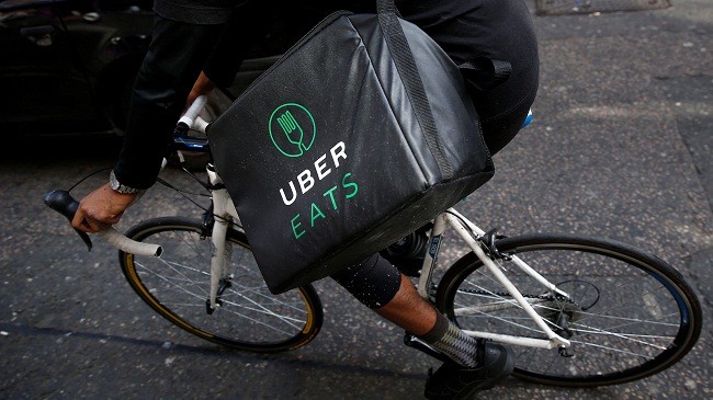 Nhân viên của dịch vụ UberEats đang đi giao hàng thực phẩm (Ảnh: Business Insider)