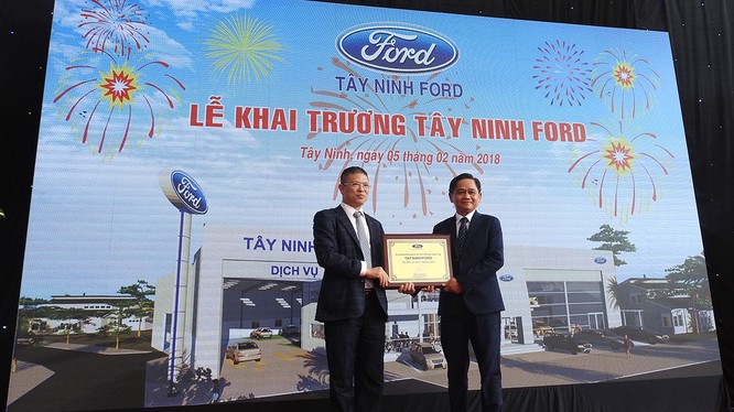 Ông Phạm Văn Dũng - TGĐ Ford Việt Nam trao giấy chứng nhận Tây Ninh Ford trở thành đại lý ủy quyền chính hãng của Ford