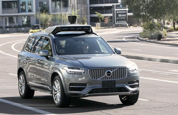 Một chiếc xe tự hành của Uber đang chạy trên đường thuộc bang Arizona, Mỹ (Ảnh: AP)