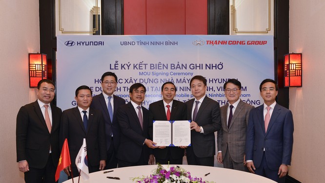 Lễ ký kết biên bản ghi nhớ có dự chứng kiến của lãnh đạo tập đoàn Thành Công, Hyundai Motor và tỉnh Ninh Bình (Ảnh: HTC)