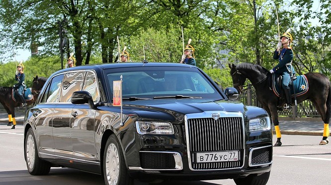 Chiếc limousine mới của Tổng thống Nga Vladimir Putin được sử dụng trong buổi lễ nhận chức của ông tại điện Kremlin ở Moscow. (Ảnh: Reuters)