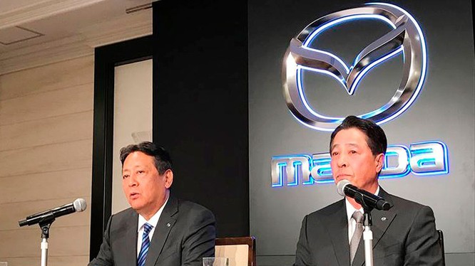 Ông Akira Marumoto (bên trái) khẳng định sẽ đem những kinh nghiệm của mình phục vụ công việc khi đảm nhiệm vai trò Chủ tịch cảu Mazda, đồng thời sẽ tăng cường mối quán hệ với Toyota 