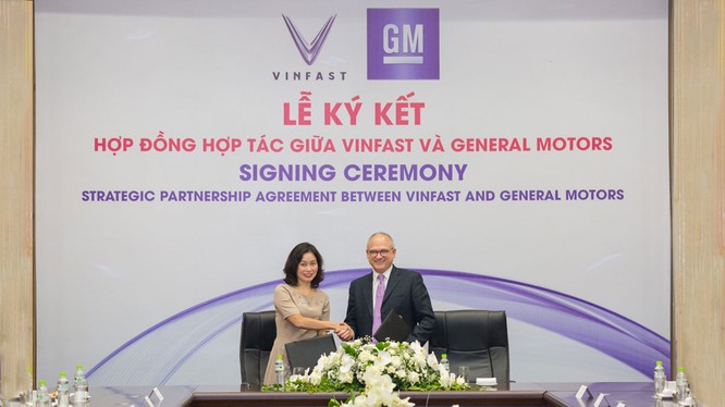 Bà Lê Thị Thu Thủy - Phó Chủ tịch Vingroup kiêm Chủ tịch VinFast và ông Barry Engle, Phó Chủ tịch điều hành kiêm Chủ tịch GM quốc tế ký thỏa thuận hợp tác chiến lược tại thị trường Việt Nam. 