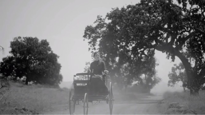 Nhiều người dân Đức đã giật mình khi nhìn thấy Bertha Benz cưỡi trên một cỗ xe không có ngựa mà vẫn có thể chạy được trên đường (Ảnh từ video) 