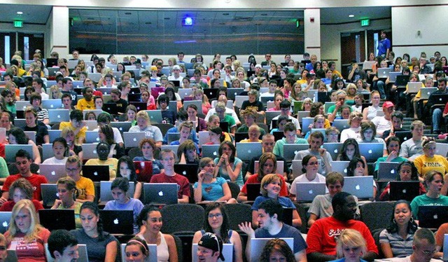 Rất nhiều sinh viên ở Mỹ thích sử dụng máy tính thay vì ghi chép truyền thống (ảnh: New York Times)
