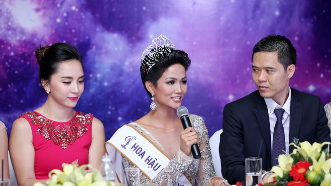 Hoa hậu H'Hen Niê (giữa) ủng hộ mạng xã hội theo hướng tích cực. Ảnh: báo Thanh Niên