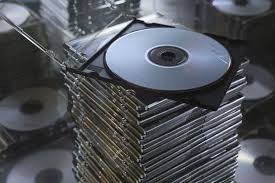 Phần mềm có thể được nhập khẩu giống như phần cứng với hình thức đĩa CD-ROM. Ảnh: báo Hải Quan