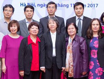 Bác sĩ Hoàng Minh Châu - Chủ tịch Hội Nhãn khoa Hà Nội (đứng giữa) cùng các đồng nghiệp trong Ban chấp hành. (Ảnh: Vietcan)