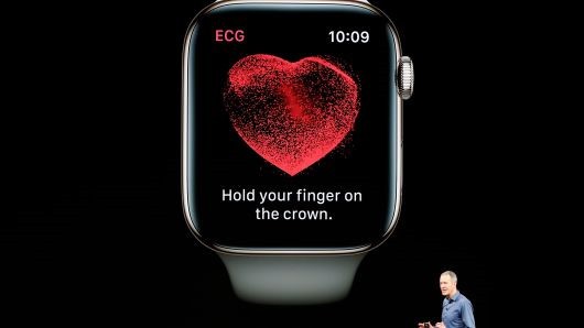 Mẫu Apple Watch Series 4 được chiếu trong ngày ra mắt hồi tháng 9. ẢNH: REUTERS