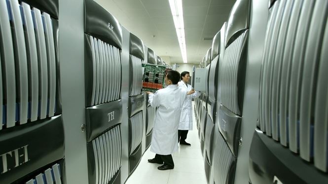 Siêu máy tính Tianhe-1 nặng 150 tấn, chiếm diện tích 1.000 m2. Ảnh: Xinhua.