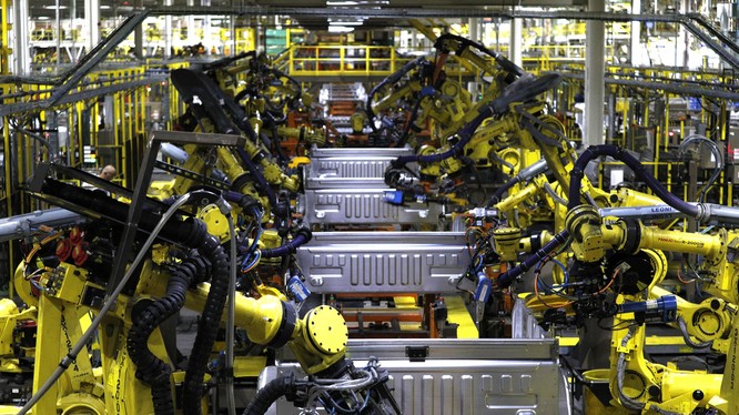 Nhiều công ty trong các ngành công nghiệp ở Bắc Mỹ đang đẩy mạnh triển khai lao động robot. Ảnh: US News. 
