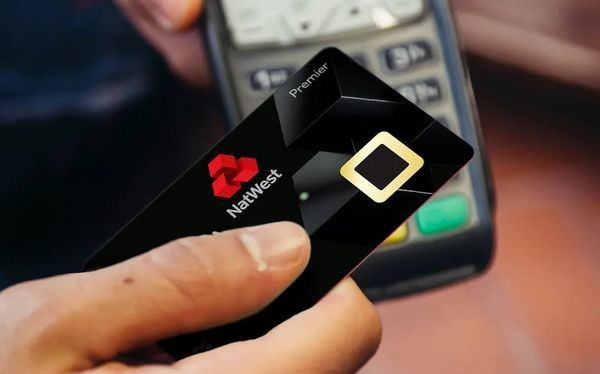 Ngân hàng Anh thử nghiệm thẻ tín dụng tích hợp cảm biến vân tay
