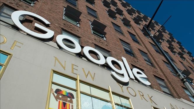 Biểu tượng của Google tại một tòa nhà ở New York, Mỹ. Ảnh: AFP/TTXVN