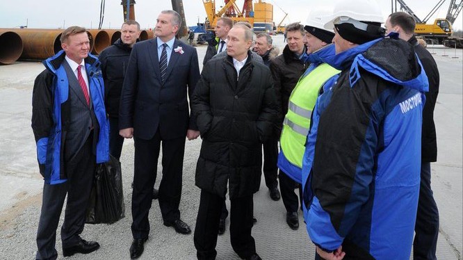 Tổng thống Nga Vladimir Putin (giữa) đến thị sát công trường xây dựng cầu nối qua Eo biển Kerch năm 2018. Ảnh: AP