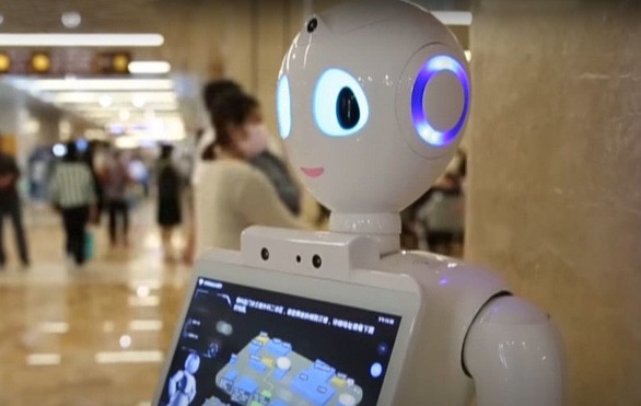 Robot tham gia vào hoạt động khám chữa bệnh ngày càng nhiều - Ảnh: AFP
