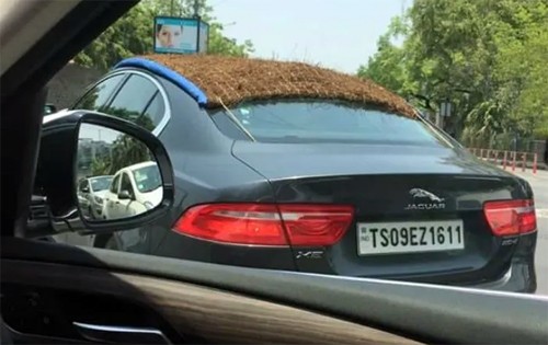 Mẫu sedan hạng sang cỡ trung với mái che đặc biệt trong một ngày nắng nóng ở Ấn Độ. Ảnh: Cartoq