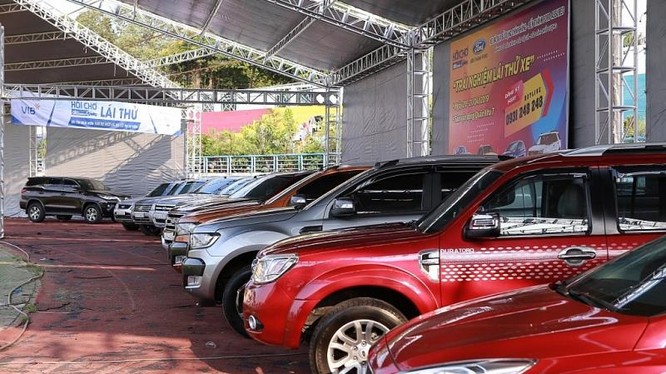 Hội chợ Oto.com.vn lần 1 (tại TP HCM) đã hút hơn 2.500 lượt khách tham quan và gần 100 xe đặt mua ngay trong 2 ngày tổ chức.