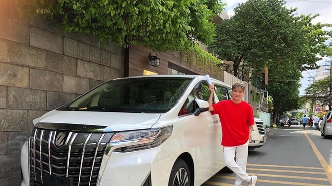 Đàm Vĩnh Hưng chụp ảnh cùng xe MPV hạng sang Toyota Alphard 2019 vừa nhận cách đây 4 ngày. 