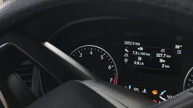Hình ảnh thông số trên màn hình tap-lô cho thấy chiếc xe chỉ còn đi được thêm 2 km nữa 