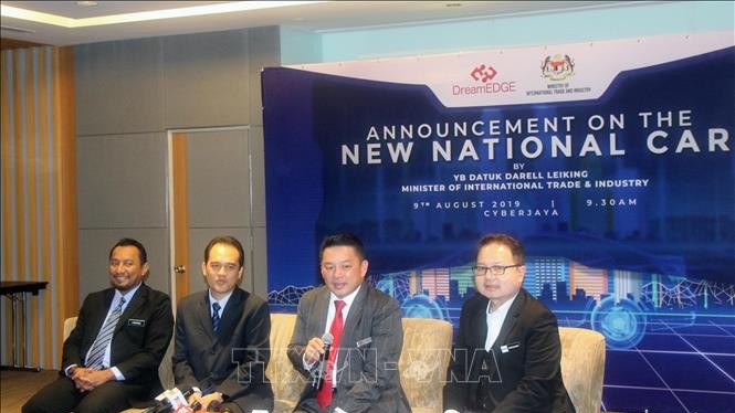 Bộ trưởng Thương mại quốc tế và Công nghiệp Malaysia Darell Leiking (thứ hai, từ phải sang) công bố dự án thứ ba về phát triển xe hơi quốc gia của Malaysia. 
