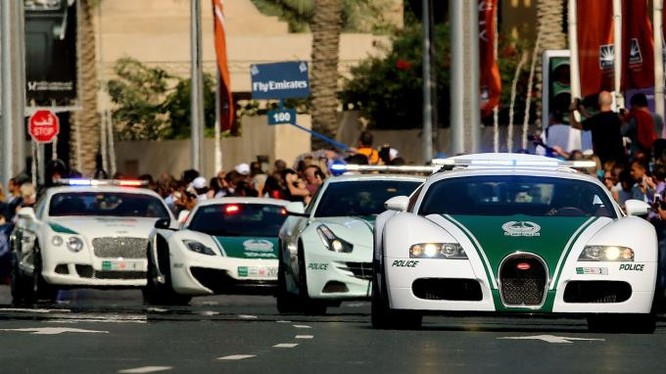 Kỷ lục Guinness công nhận Dubai có xe cảnh sát nhanh nhất thế giới, chiếc xe Bugatti Veyron (xe đầu đoàn) đạt tốc độ tối đa 407km/h, có giá 2,5 triệu USD