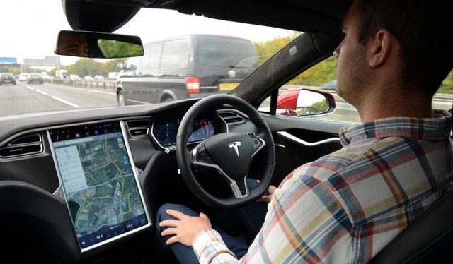 Tesla bị ép triệu hồi hệ thống Autopilot