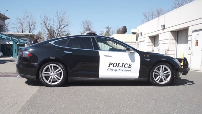 Chiếc xe điện Tesla Model S của cảnh sát Fremont. 