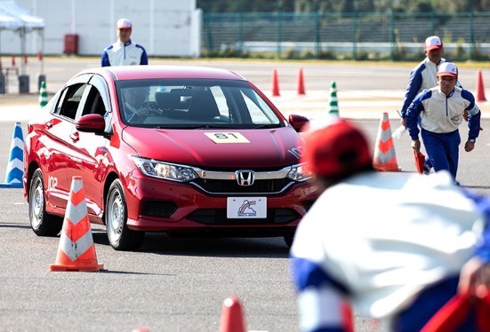 Phần thi cảm nhận không gian xe ô tô tại Hội thi Hướng dẫn viên Lái xe an toàn 2019. 