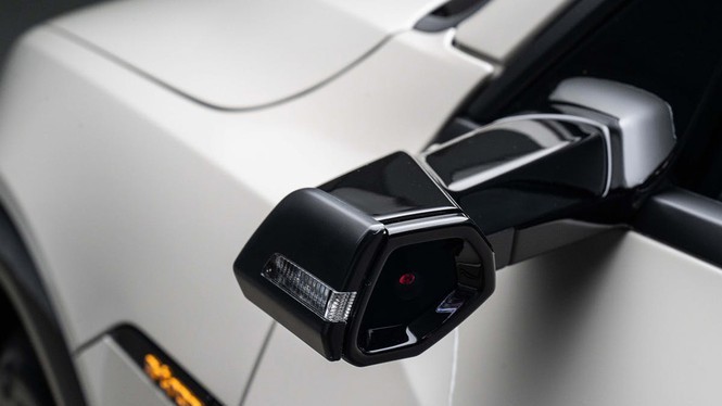 Gương chiếu hậu "camera" trên mẫu xe điện Audi e-tron. Ảnh: The Drive 