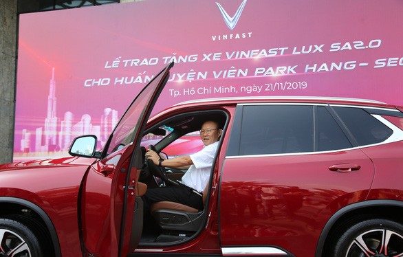 Ông Park ngồi thử chiếc xe VinFast Lux SA2.0. Ảnh: H.Đ. 