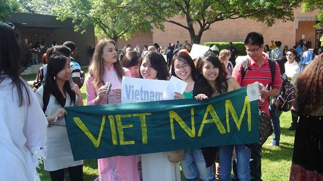Không ít du học sinh Việt Nam thường được phía nước ngoài khuyến khích về nước lấy số liệu cho đề tài tốt nghiệp. Ảnh: báo điện tử Tổ Quốc