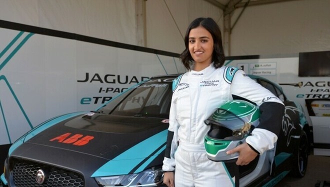 Reema Juffali bên chiếc xe đua. 