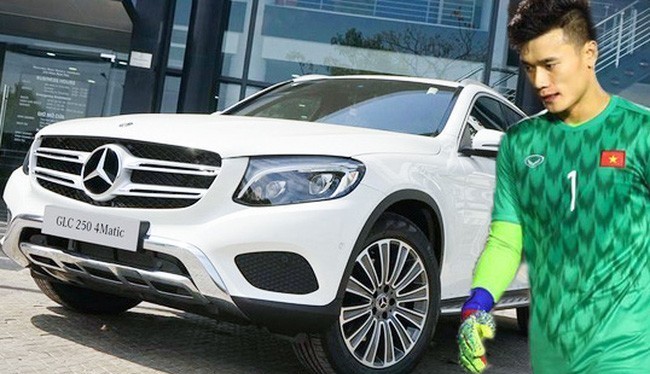 Chiếc Mercedes-Benz GLC mà thủ môn Bùi Tiến Dũng được tặng thuộc phiên bản GLC 250 có giá niêm yết 1,989 tỷ đồng. 