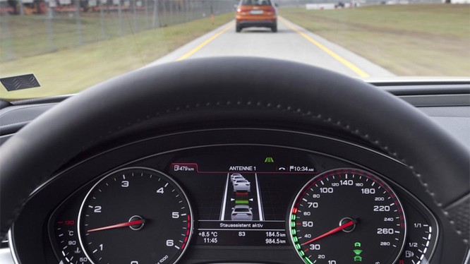 Công nghệ hỗ trợ giữ làn trên một mẫu xe hơi, cảnh báo tài xế khi xe bắt đầu có dấu hiệu chuyển khỏi làn đang chạy. Hệ thống được thiết kế giúp lái xe an toàn hơn, nhưng có thể khiến một số tài xế phân tâm do quá tin tưởng vào công nghệ. Ảnh: Auto Service