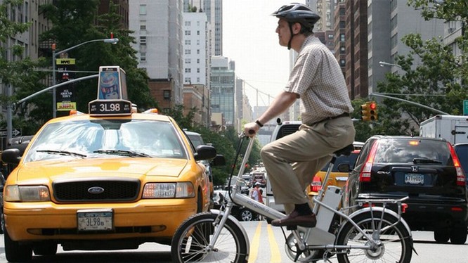 Một người đi xe đạp điện tại New York, Mỹ. Ảnh: Mark Lennihan 