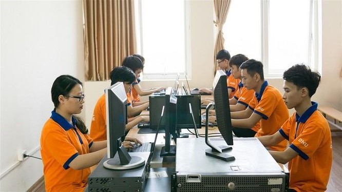 Sinh viên Đại học Đại Nam trong giờ thực hành CNTT