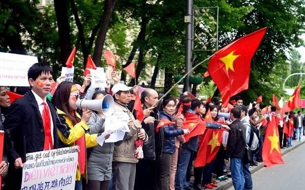 Người Việt tại Ukraine trong một cuộc biểu tình ủng hộ đất nước. Ảnh: Vietnamplus