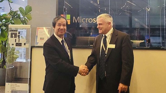 Bộ trưởng Bộ Giáo dục và Đào tạo Nguyễn Kim Sơn và ông Rick Herrmann, Phó Chủ tịch Tập đoàn Microsoft. Ảnh: TTXVN