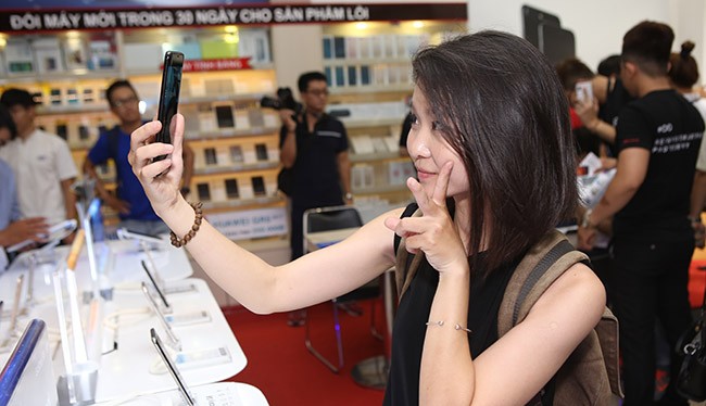 Galaxy S8 và S8 Plus thu hút một lượng lớn khách hàng trong ngày đầu mở bán