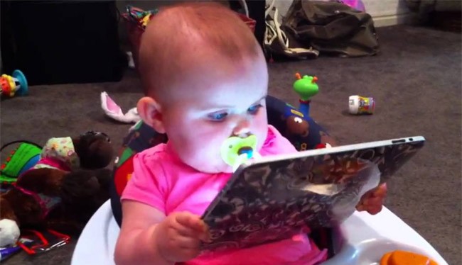 Không nên cho trẻ dưới 18 tháng tiếp xúc với iPad
