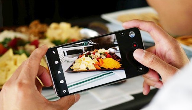 LG V30 vừa được ra mắt vào ngày 31/8 (ảnh: Phone Arena)