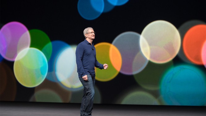CEO Apple, ông Tim Cook đứng trên sân khấu nhà hát Steve Jobs giới thiệu iPhone X (ảnh: Venture Beat)