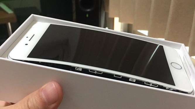 Pin iPhone 8 Plus phồng rộp. Liệu sản phẩm này có đi theo "vết xe đổ" của Galaxy Note 7 (ảnh: The Verge)