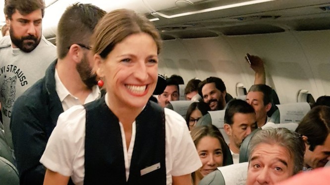Các hành khách rất bất ngờ khi nhìn thấy tiếp viên bê khay đựng Note 8 (ảnh: Iberia Airlines)