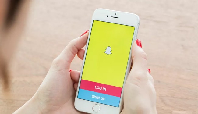 Snapchat là ứng dụng mạng xã hội khá phổ biến ở Anh, Mỹ (ảnh: The Verge)
