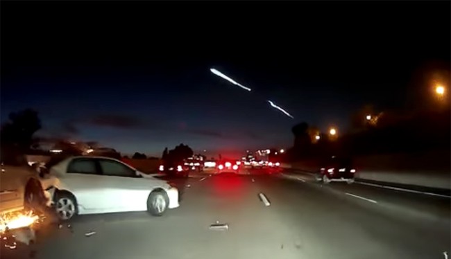 Sự sao lãng do ngắm nhìn tên lửa của SpaceX đã gây ra vụ tai nạn trên đường cao tốc tại California (ảnh: YouTube)